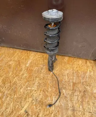 BMW 8 G15 Front shock absorber with coil spring 6878114 108450 F4BA5M067W0