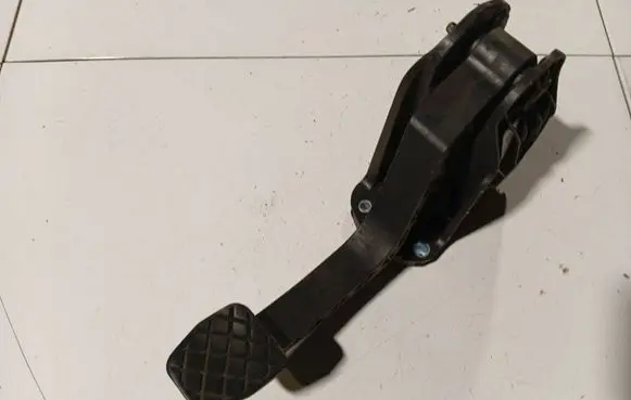 Volkswagen Golf V Clutch pedal 1K1721059AE