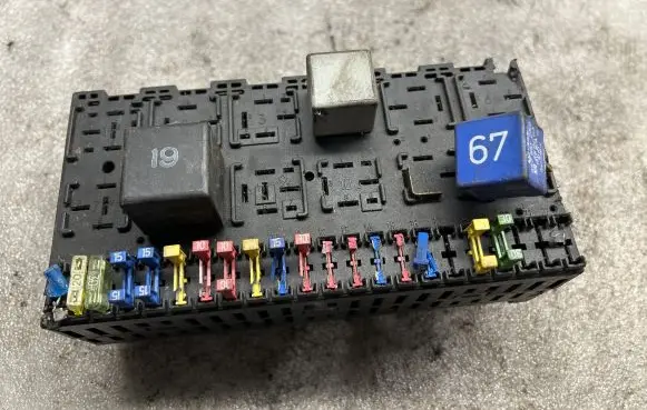 Volkswagen Golf III Fuse box set 357937039