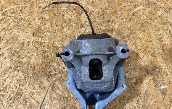 Engine mounting bracket