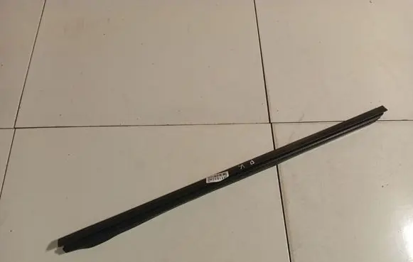 Mercedes-Benz R W251 Front door glass trim molding
