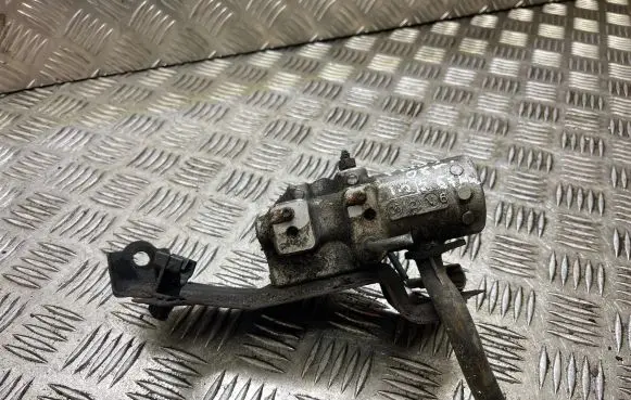 Toyota Prius (NHW20) Master brake cylinder 4727047010