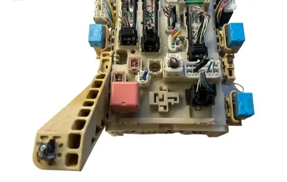 Toyota Urban Cruiser (XP110) Fuse module 8273052J00