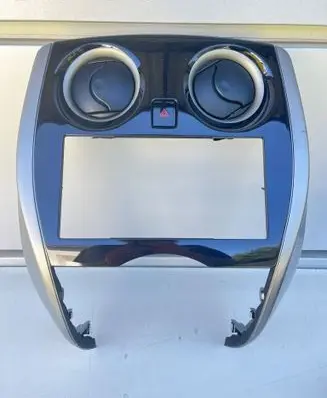 Nissan Note (E11) Radio/GPS head unit trim 682603VV0A