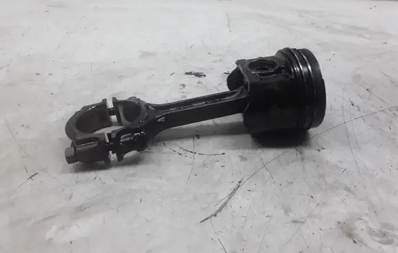 Nissan X-Trail T30 Piston with connecting rod