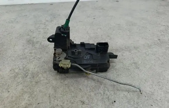 Opel Zafira B Front door lock 13210748QF