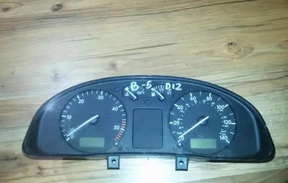 Volkswagen PASSAT B5 Speedometer (instrument cluster) g750669h