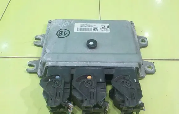 Nissan Juke I F15 Engine control unit/module MEC940120