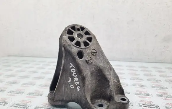 Engine mounting bracket