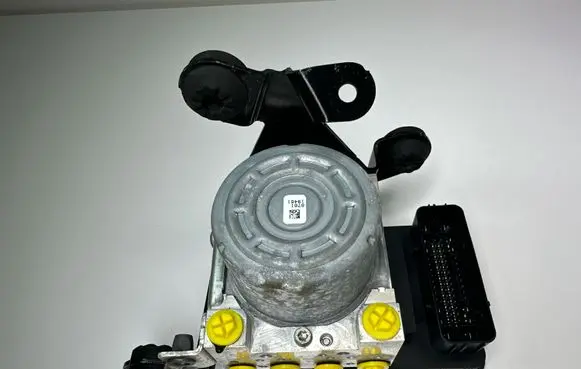 Volvo S90, V90 ABS Pump 31680101
