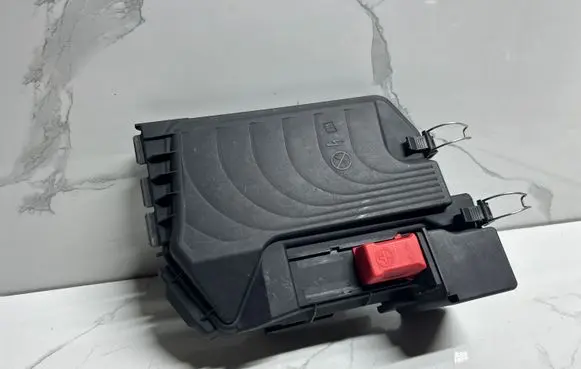 Mercedes-Benz A W176 Fuse box cover A2465400182