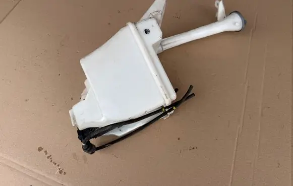 Nissan Juke I F15 Windshield washer fluid reservoir/tank