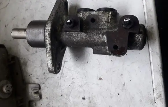 Volkswagen PASSAT B4 Master brake cylinder