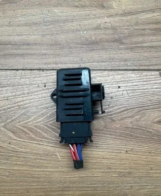 Volkswagen PASSAT B7 Seat heating relay 5K0959772