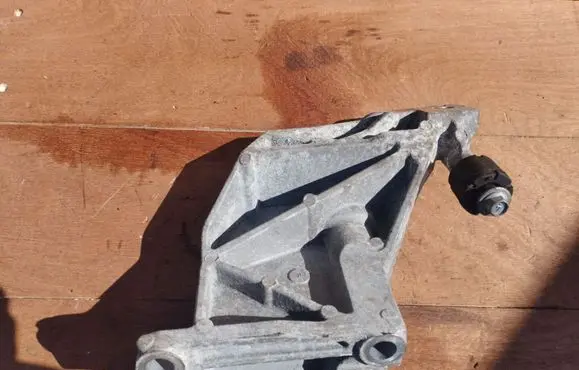 Infiniti EX Engine mounting bracket