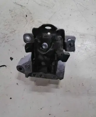 Toyota Highlander XU70 Gearbox mounting bracket 