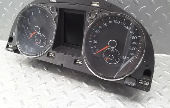 Volkswagen PASSAT CC Speedometer (instrument cluster) 3C8920870F