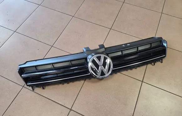 Volkswagen Golf VII Front bumper upper radiator grill 5G0853653E