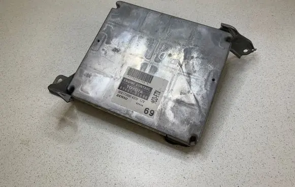 Toyota Avensis T250 Engine control unit/module 8966105690 MB1758006326 8966105690MB1758006326