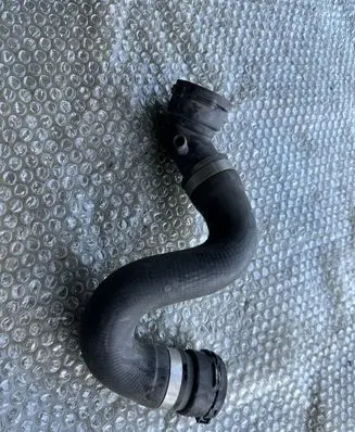 Volkswagen Touareg II Engine coolant pipe/hose 7P0122101A