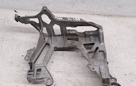 Mercedes-Benz C W205 Headlight/headlamp mounting bracket A2056221700