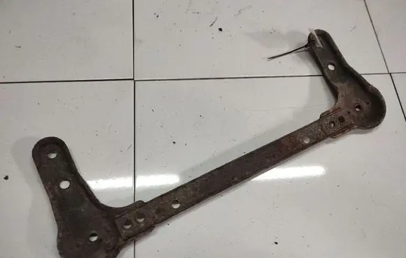 Engine mounting bracket