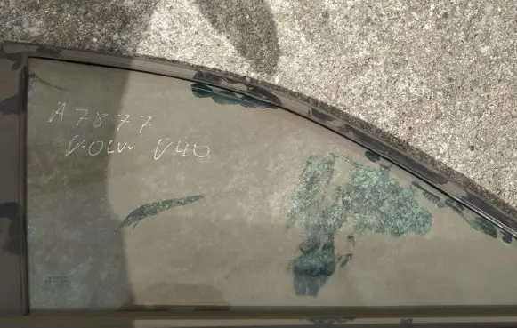 Volvo S40, V40 Front door window glass four-door