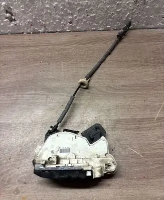 Volkswagen Golf VII Front door lock 5K1837015E