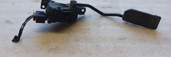 Nissan Almera N16 Accelerator throttle pedal 18002AU410 6PV00862001