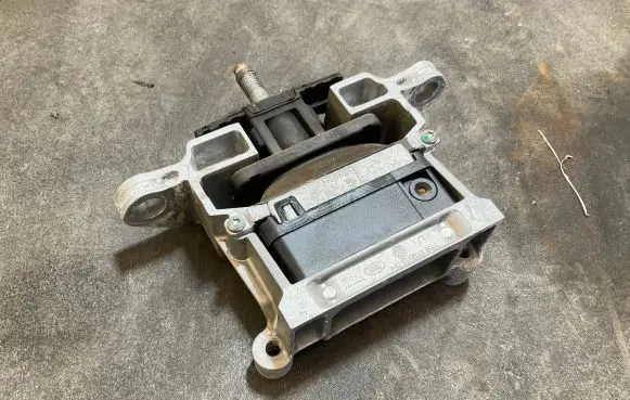 Land Rover Evoque II Engine mount bracket AIS19C03