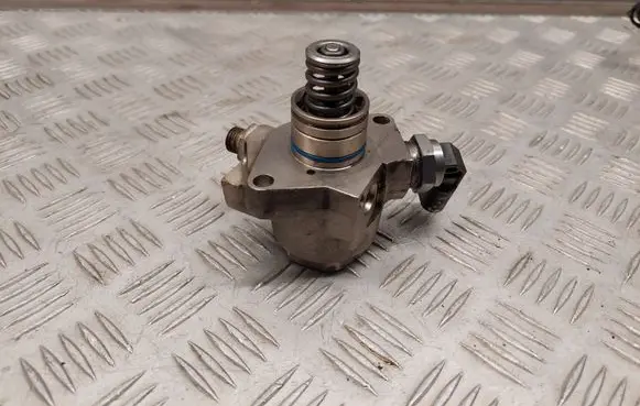 Audi Q7 4M Fuel injection high pressure pump 06E127026F