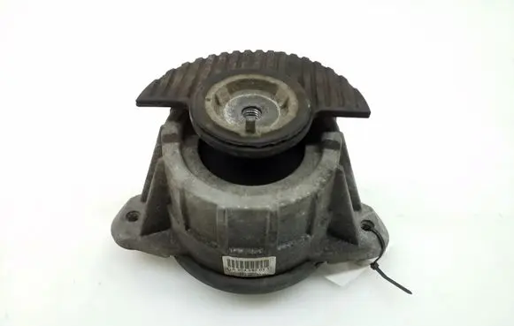 Mercedes-Benz C W204 Engine mount bracket A2042400117