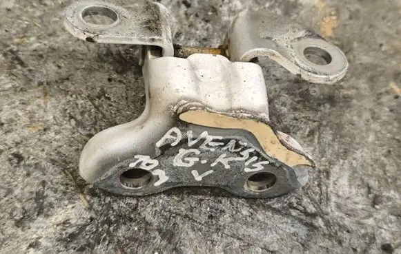 Toyota Avensis T270 Rear door upper hinge 