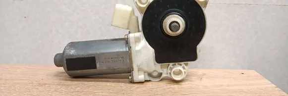 Mercedes-Benz CLK A209 C209 Front door window regulator motor A2308201042 106257102 10625710