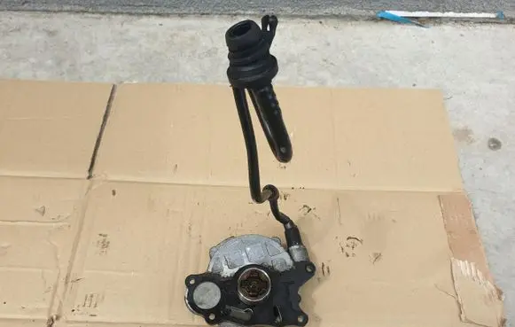 Volkswagen PASSAT B6 Vacuum pump 03L145100F