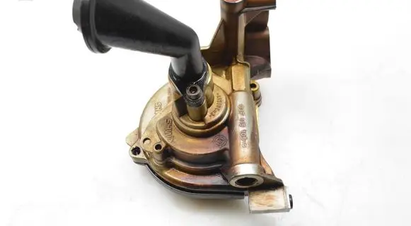 Volkswagen Golf VI Oil pump 03F115105D
