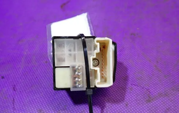 Toyota Avensis Verso Wing mirror switch 