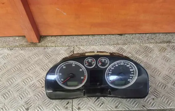 Volkswagen PASSAT B5.5 Speedometer (instrument cluster) 3B0920847A
