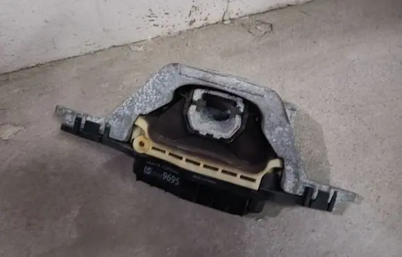 Chevrolet Volt II Engine mount bracket 23339695