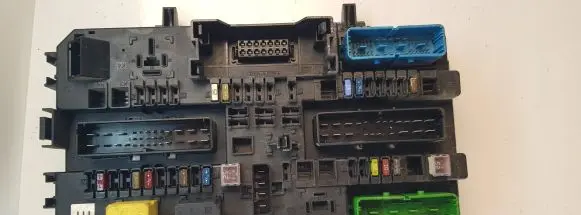 Opel Zafira B Fuse module 13222173