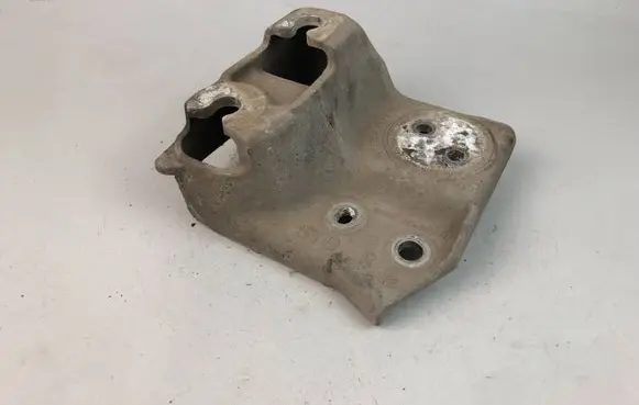 Subaru Legacy Engine mounting bracket