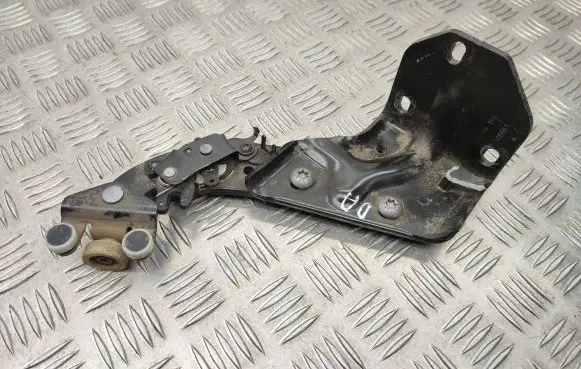 Mercedes-Benz Vito Viano W447 Sliding door lower roller guide/hinge A4477600747