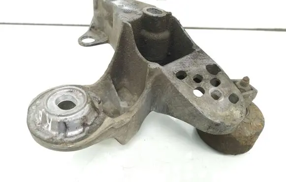 Audi A4 S4 B7 8E 8H Engine mounting bracket 8E0199351C