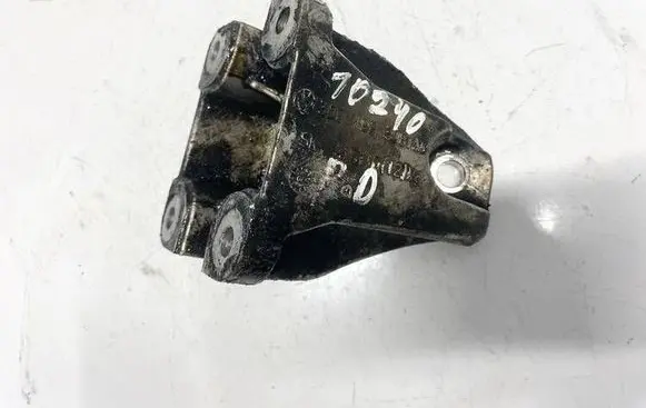 Engine mounting bracket