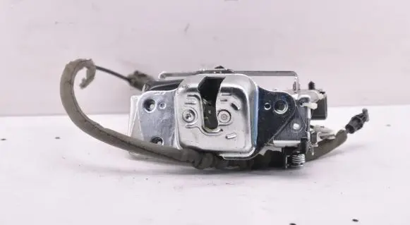 Chrysler Town & Country V Tailgate/trunk/boot lock/catch/latch A81613106U