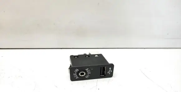 BMW X3 F25 USB socket connector 9237653