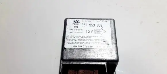 Volkswagen PASSAT B4 Airbag control unit/module 357959656