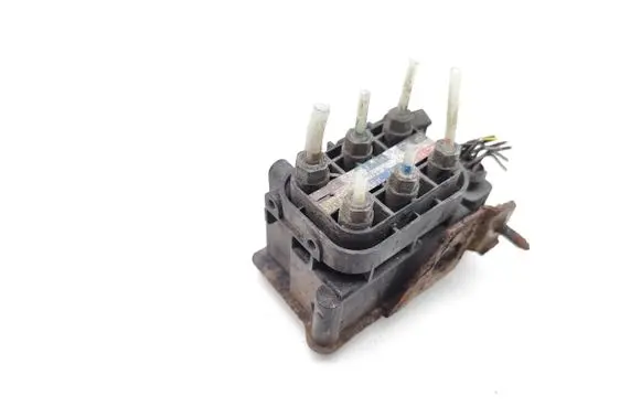 Mercedes-Benz S W221 Air suspension valve block 