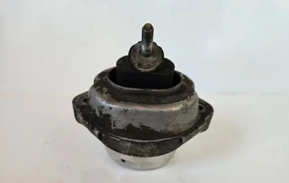 BMW X5 E53 Engine mount bracket 675844402