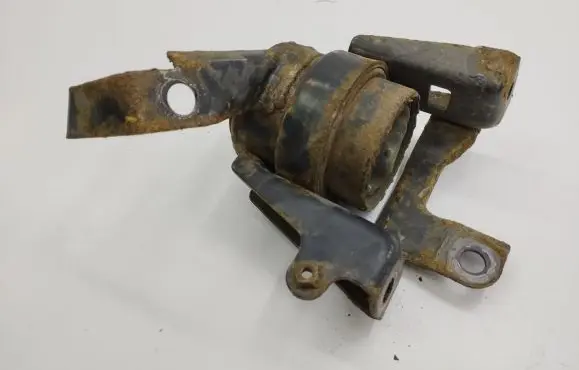 Toyota Avensis T250 Engine mount bracket